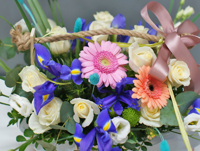 Композиция с фиолетовыми ирисами и белыми розами Фото